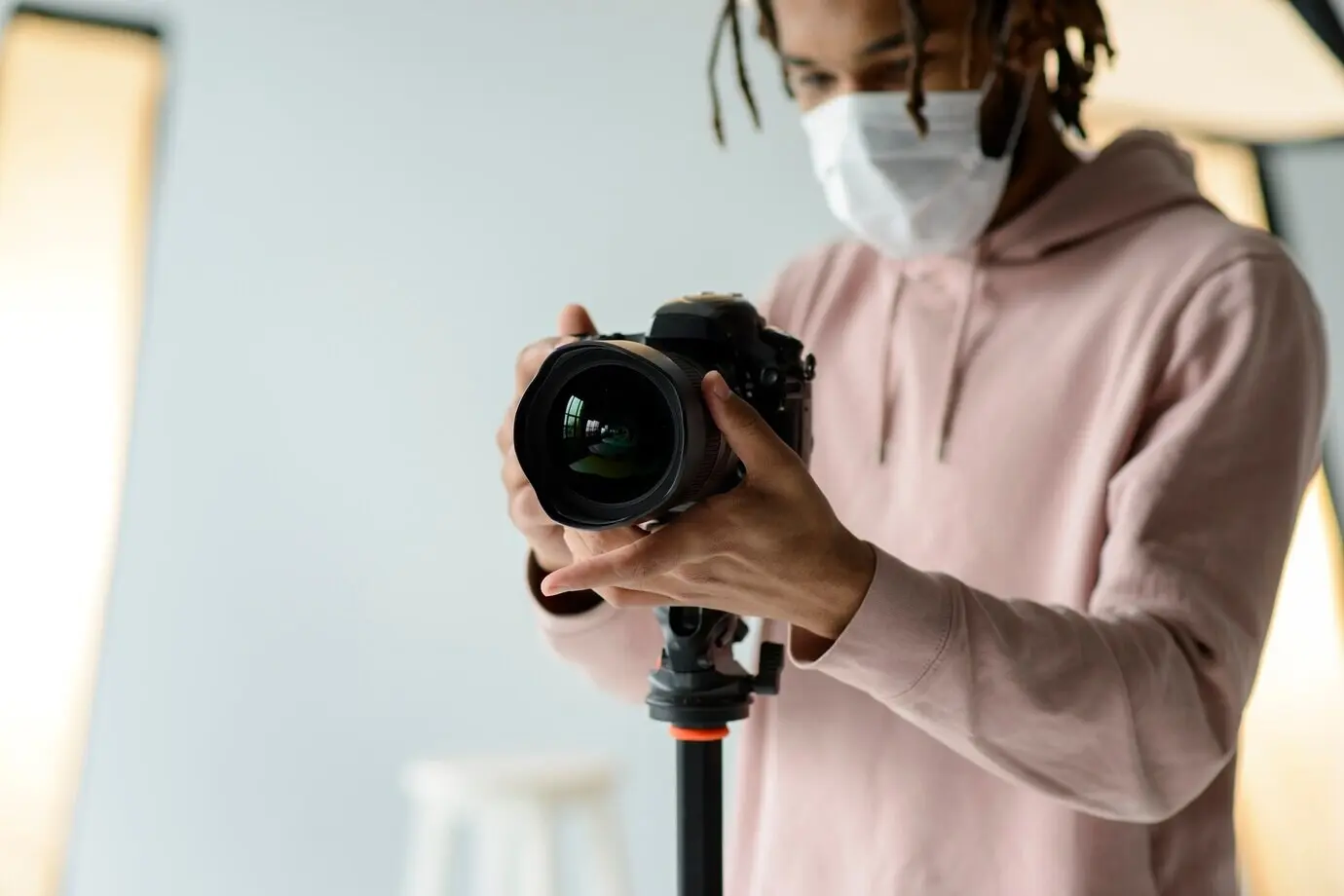 Nahaufnahme eines Mannes mit chirurgischer Maske